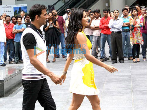 akshay and katrina have a blast on the sets of de dana dan 2