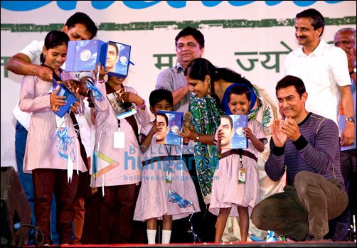 aamir visits satyamev jayate bhavan in ahmednagar 4 aamir visits satyamev jayate bhavan in ahmednagar 4