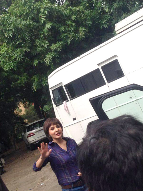check out anushka sharma sports short hair in pk 3
