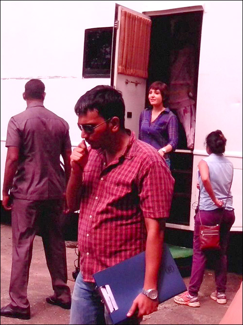 check out anushka sharma sports short hair in pk 4