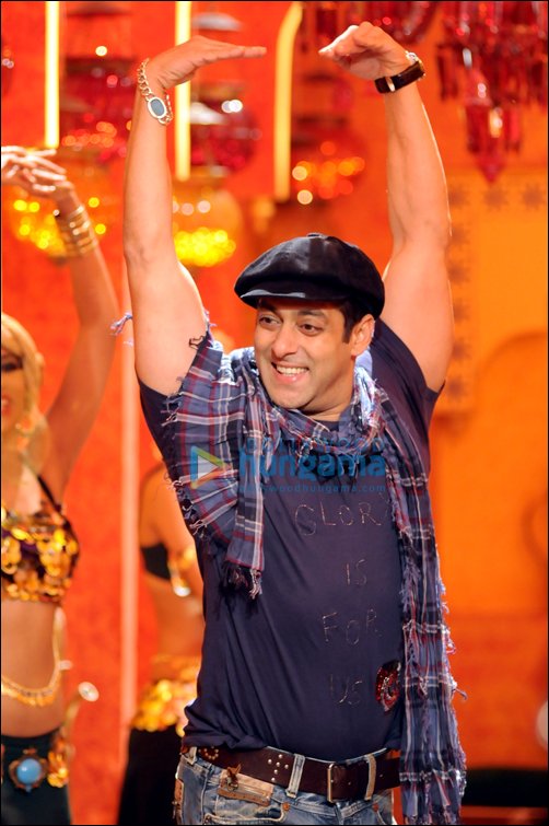 check out salman khan grooves in the music video of bigg boss 4 4