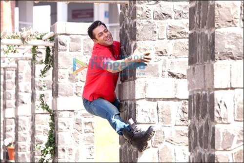 check out salman khan and kareena kapoor on the sets of bodyguard 6