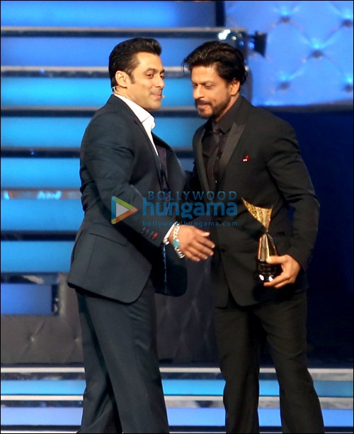 check out shah rukh salman hug it out 2