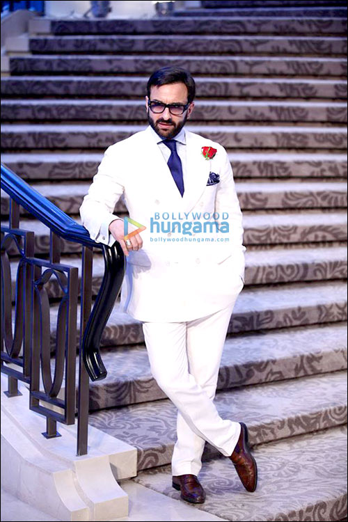 check out b town stars at lfw sr 2015 grand finale by anamika khanna 2