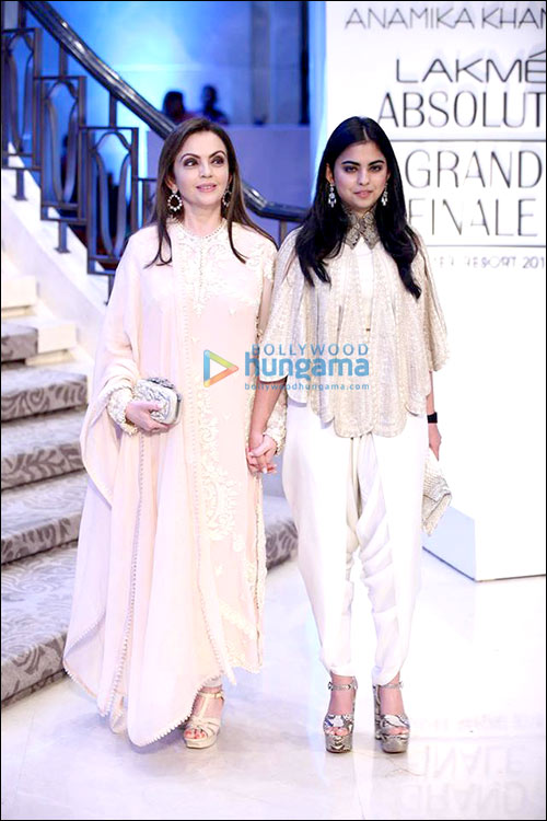 check out b town stars at lfw sr 2015 grand finale by anamika khanna 7