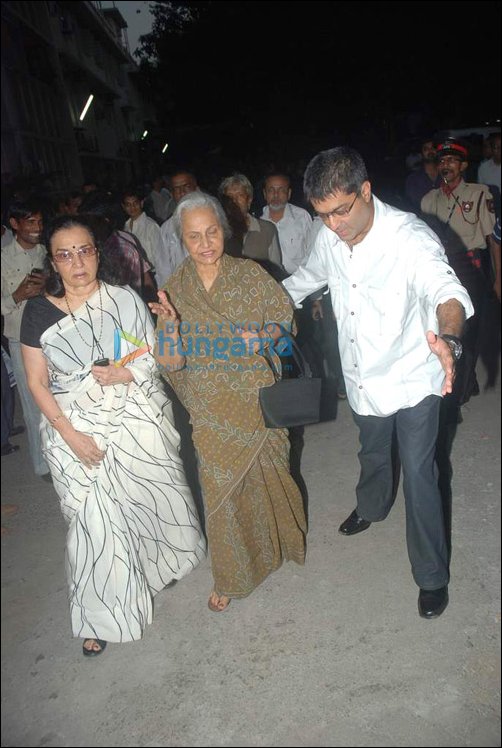 b town bigwigs pay their respect to late dev anand 4