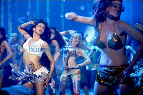 check out sizzling deepika padukone in dum maaro dum 3