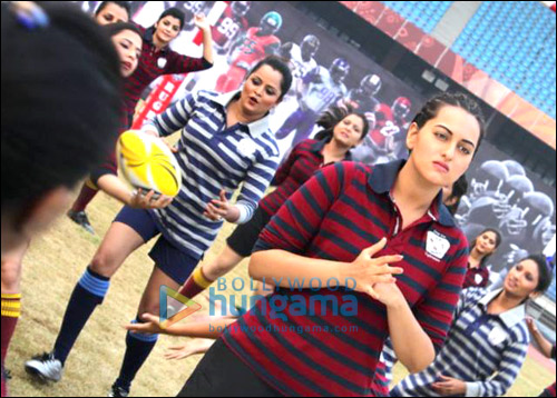 check out akshay and sonakshi on sets of holiday 4