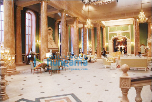 check out burglhey palace recreated at filmistan for housefull 2 2
