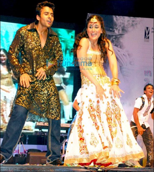 kareena jackky vaishali performed live at ahmedabad to promote kal kissne dekha 4