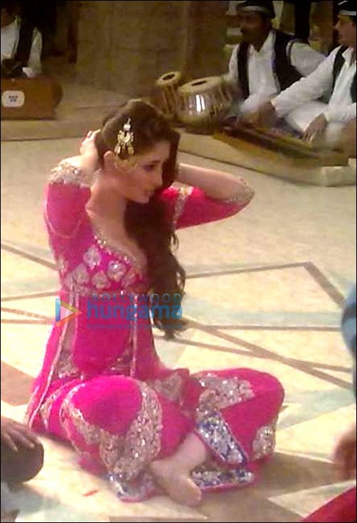 check out kareena shoots for song sequence for agent vinod 4