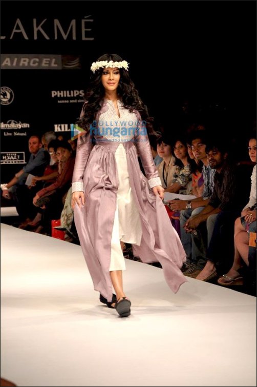 check out bollywood ladies playing showstoppers at lfw 3