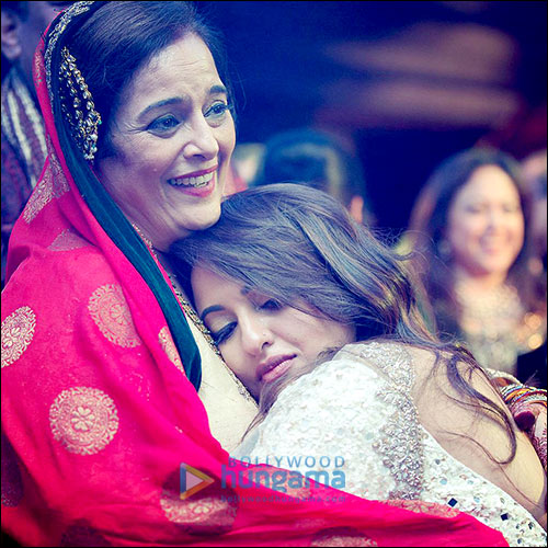 bollywood stars post their pictures with their moms on mothers day 16