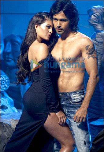 check out emraan and jacqueline shoot for some steamy scenes in murder 2 4