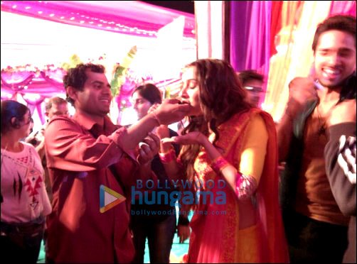 check out shraddha celebrates birthday on sets of the villain 5