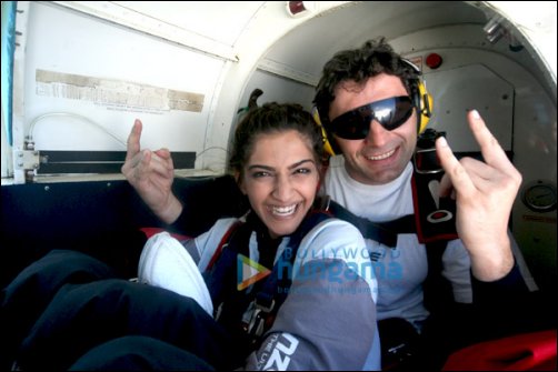 imran khan and sonam kapoor go for sky diving in nz 3