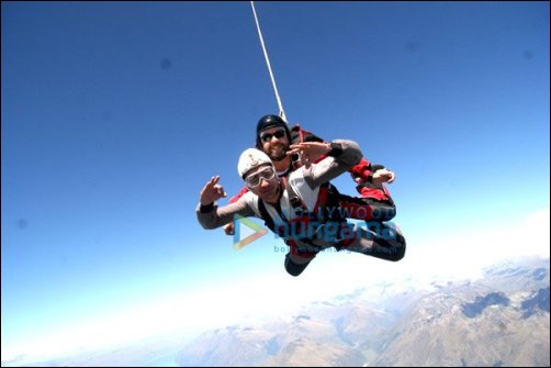 imran khan and sonam kapoor go for sky diving in nz 4