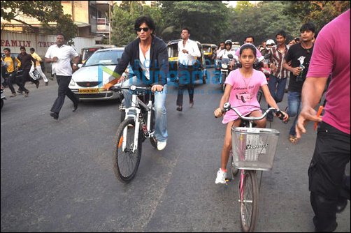check out shah rukh khan and suhana go cycling in bandra 6
