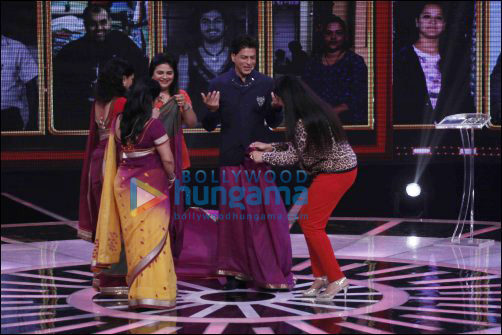 check out shah rukh khan drapes himself in a saree 2 check out shah rukh khan drapes himself in a saree 2