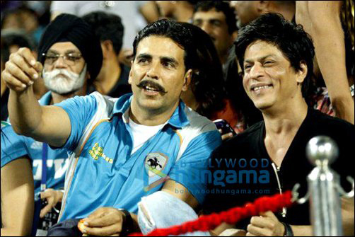 check out srk akshay bond during ipl 5