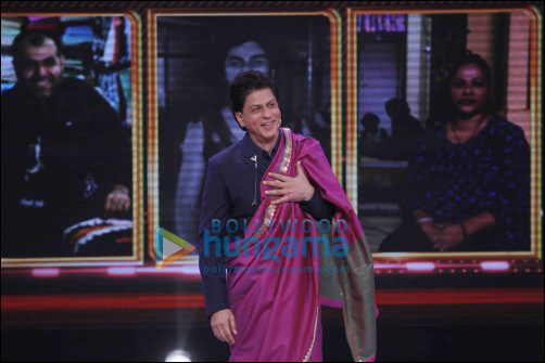 check out shah rukh khan drapes himself in a saree 3