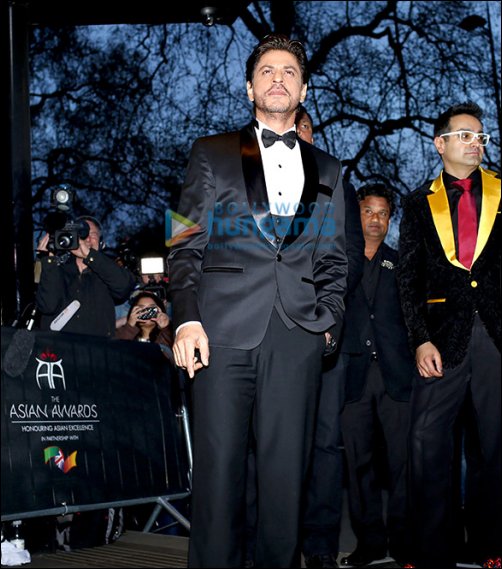 shah rukh khan wins outstanding contribution to cinema award at fifth annual the asian awards 3