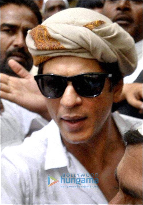 check out shah rukh khan visits khwaja moinuddin chisty in ajmer 4