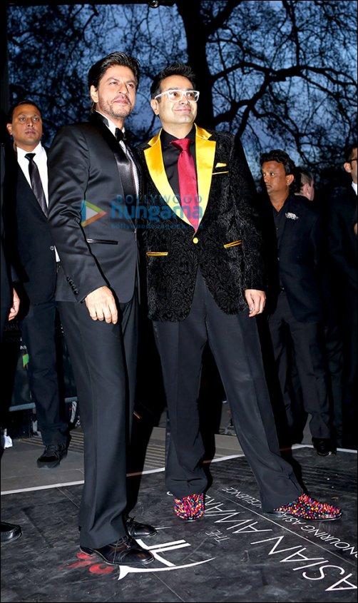 shah rukh khan wins outstanding contribution to cinema award at fifth annual the asian awards 4