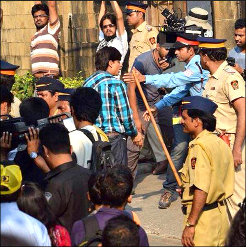 check out shah rukh khan stopped from entering mannat 4