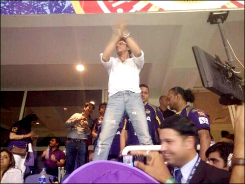 srk and gauri celebrate kkrs first victory in this seasons ipl 3