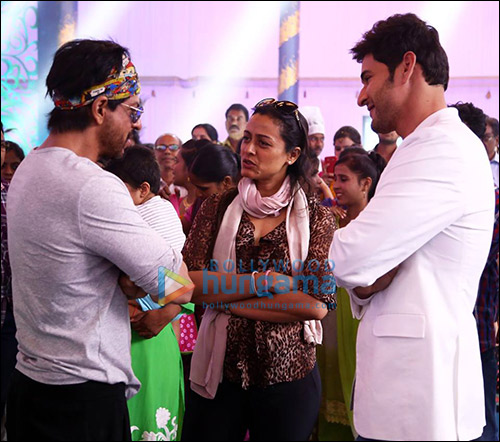 check out shah rukh khan meets mahesh babu on his film set 3