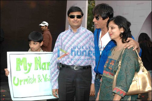 srk impresses indore and ahmedabad on mnik promotional tour 6