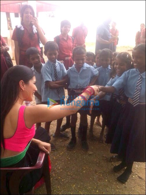 check out sunny leone in her sexy saree avatar 4