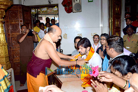 himesh reshammiya visits siddhivinayak mandir to offer prayers as gratitude for the success of teraa surroor 2