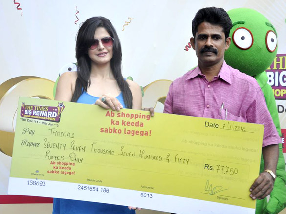 zarine khan at times shopping festival 3