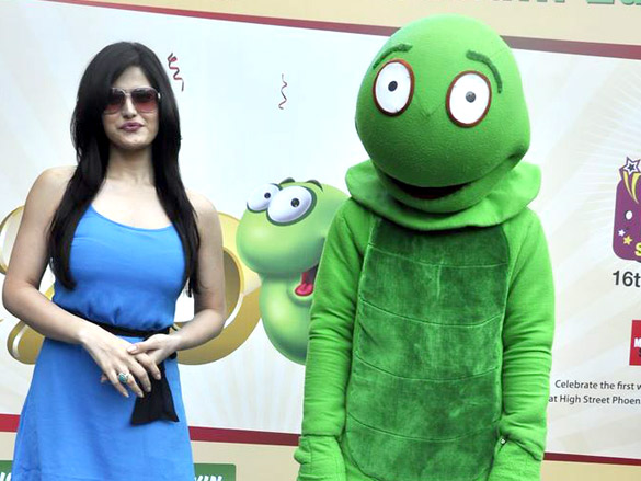 zarine khan at times shopping festival 6