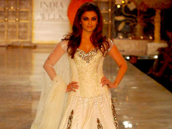 aishwarya walks for manish malhotra at hdil india couture week 2010 9