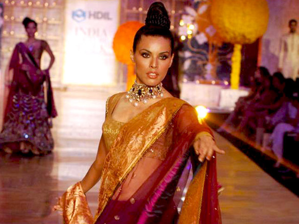 aishwarya walks for manish malhotra at hdil india couture week 2010 13