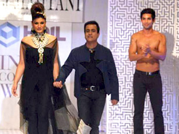 raveena walks for raj mahtani at hdil india couture week 2010 2