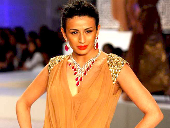 malaika arora walks for queenie dhody at hdil india couture week 2010 11