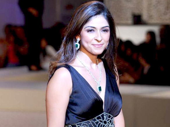 ayesha and sonakshi walk for maheep at hdil india couture week 2010 11