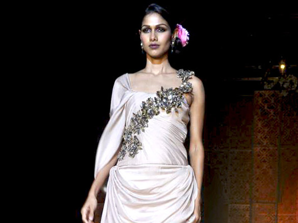 ayesha deepalas show at hdil india couture week 2010 4