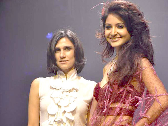 anushka sharma walks for rina dhaka at hdil india couture week 2010 2