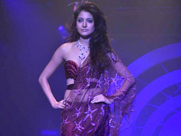 anushka sharma walks for rina dhaka at hdil india couture week 2010 5