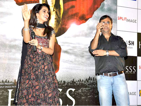 mallika sherawat plays dandiya to promote hisss 6