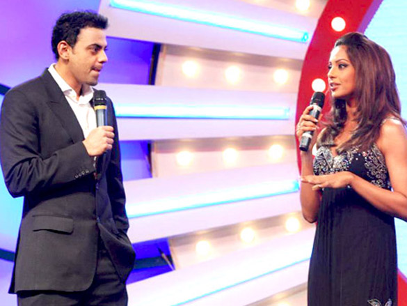 bipasha and dino morea at et retail awards 4
