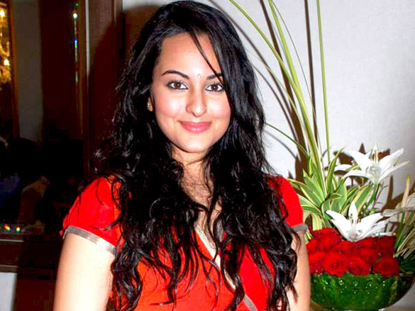 sonakshi sinha meets underprivileged children 6