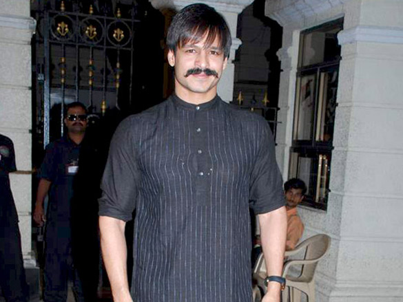 celebs at sanjay dutts mata ki chowki 6