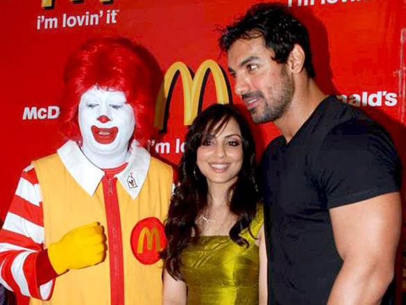 john and pakhi at mcdonalds to promote jhoothi hi sahi 4