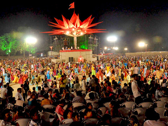 dino morea and neha dhupia visited navratri festival in baroda 6